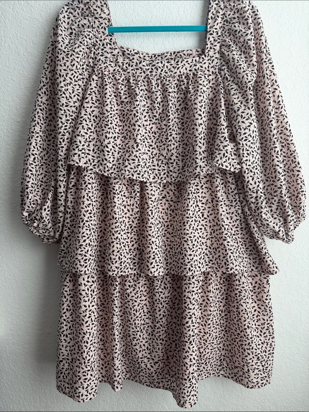 Who What Wear Blush Pink Tiered Midi Dress with Black Leaf Print